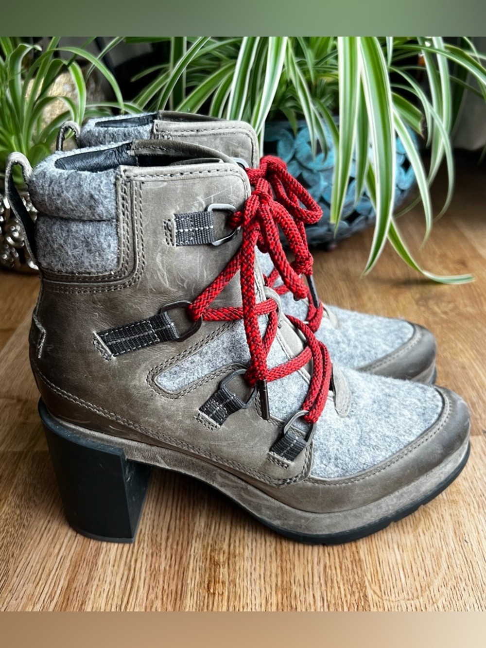 SOREL Women’s Blake Lace Touchy Felt Bootie in Quarry
• Size 8.5